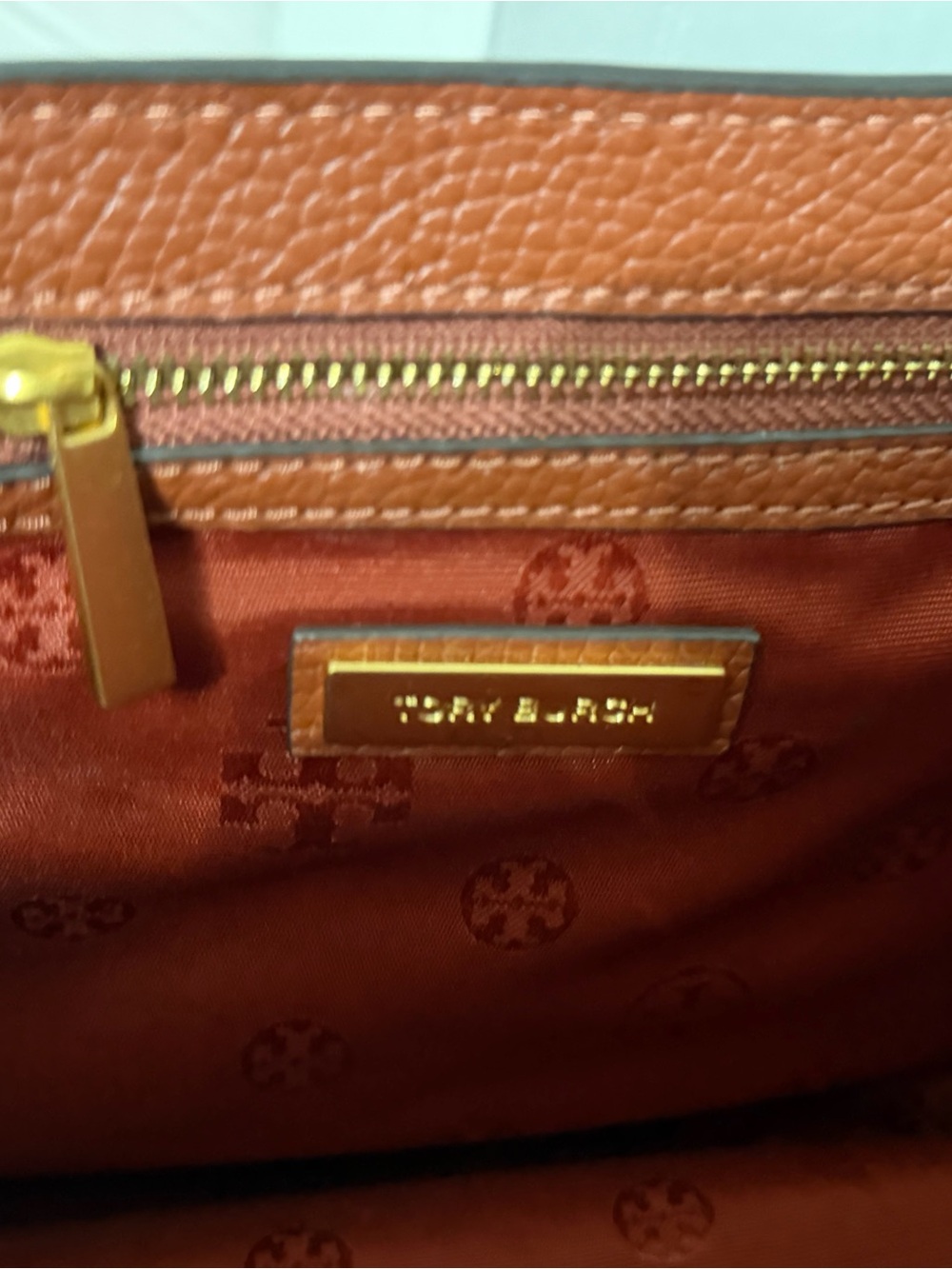 Tory Burch Brick Tan Pebbled Leather Saddle Crossbody with Gold Logo - Picture 2 of 2